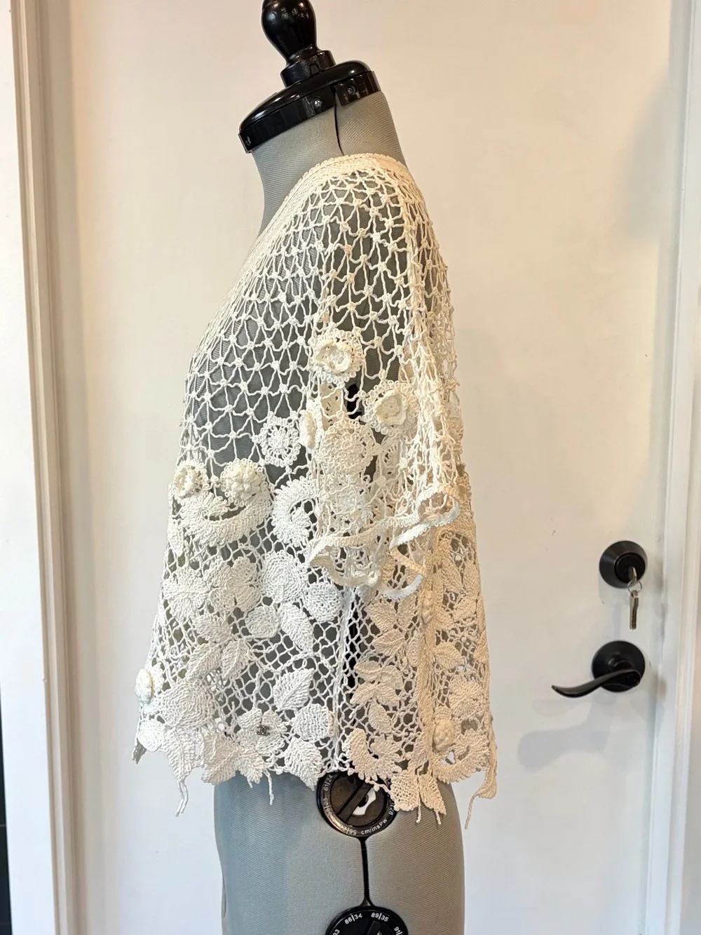 CHANEL VTG Spring ‘06 Lagerfeld Crochet Floral Lace Top, short sleeve, EUC, 40/8